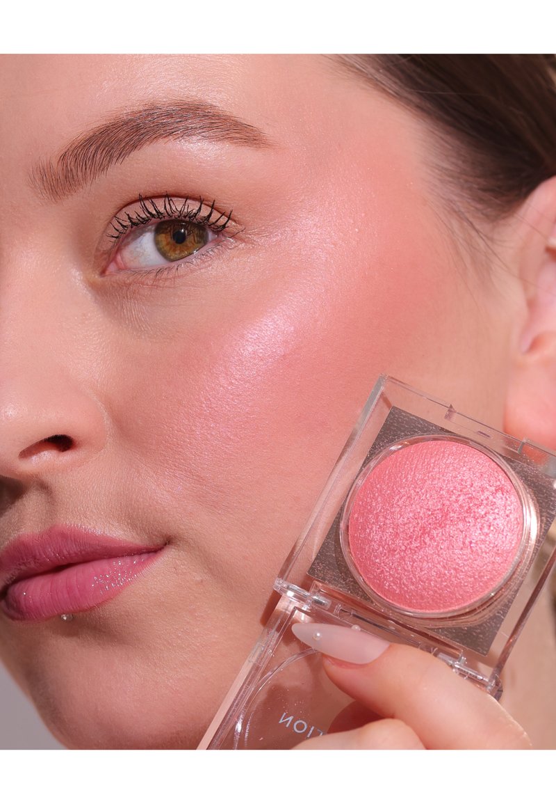 رژگونه رولوشن رنگ پینک پارتی